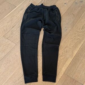 ALO Yoga Men’s Black Textured Tapered Jogger Pants